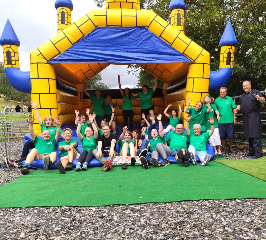 Das Team des Gnadenhofs vor der Hüpfburg