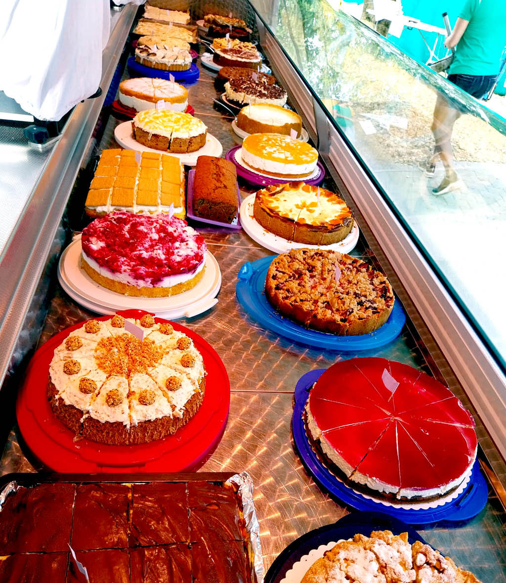Die lange Kuchentheke beim Hoffest auf dem Gnadenhof